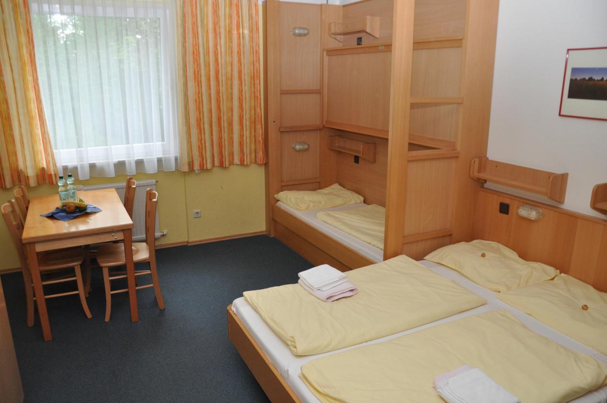 Single Room,704192443:JPEG